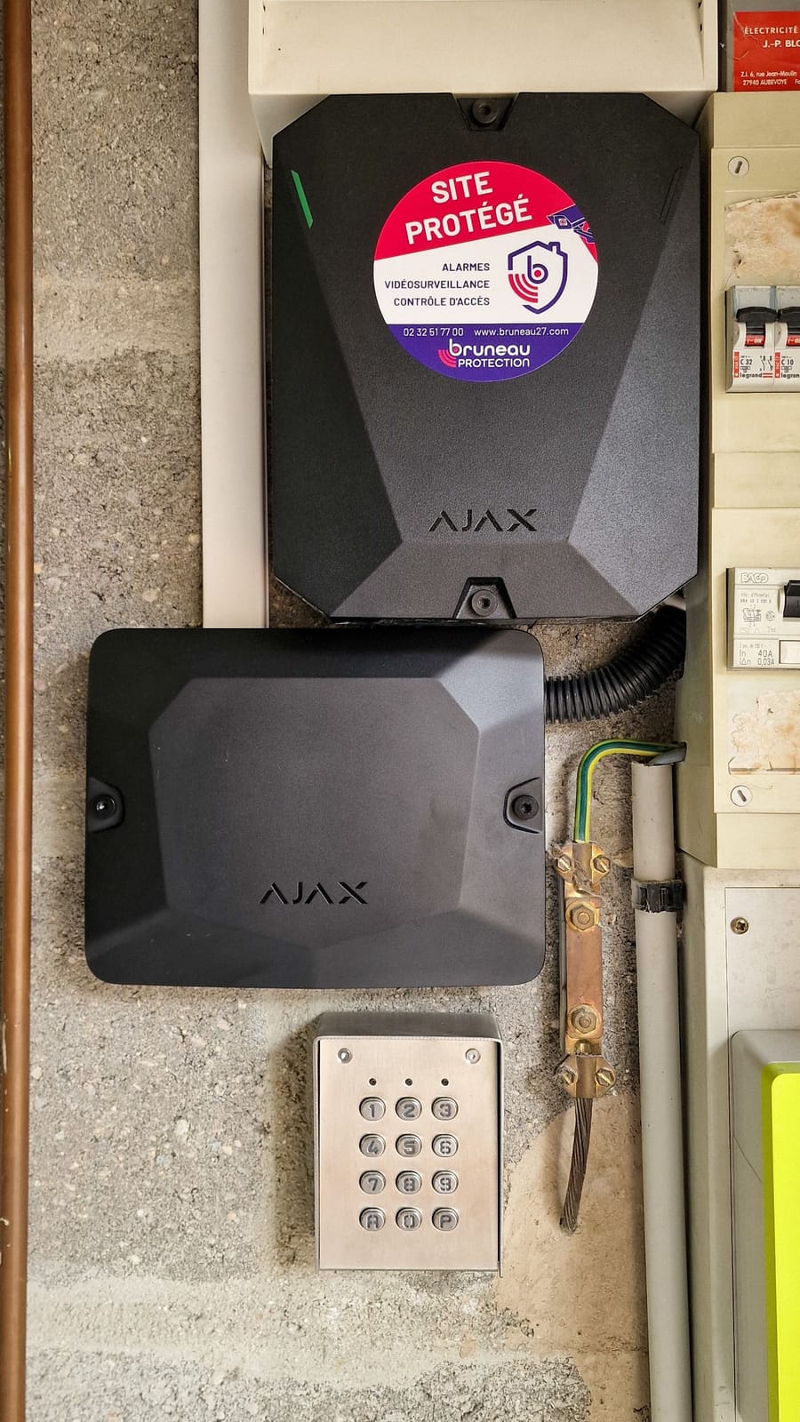 Centrale Ajax, module MultiTransmitter et clavier inox installés dans un local technique