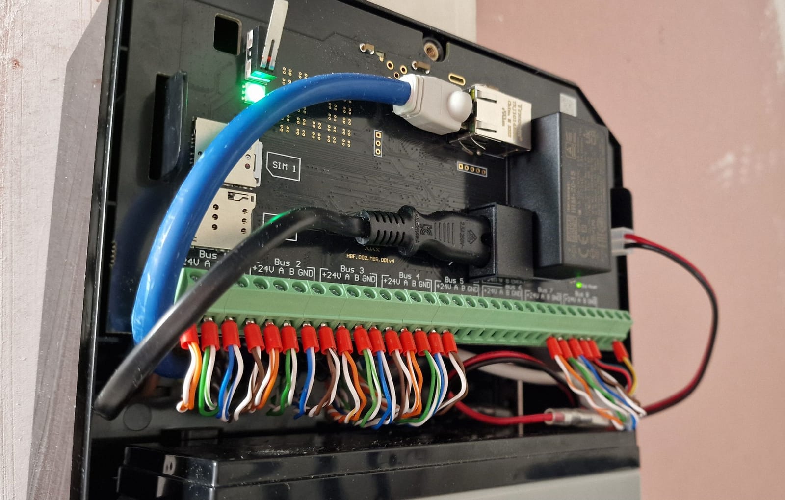 Centrale d'alarme Ajax filaire câblée dans un local technique