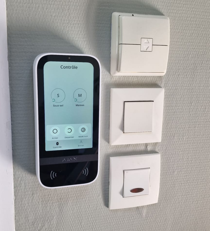 Clavier d’alarme posé dans l’entrée d’une maison