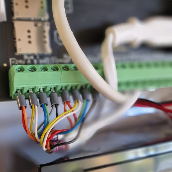 Centrale d’alarme filaire installée dans un local technique