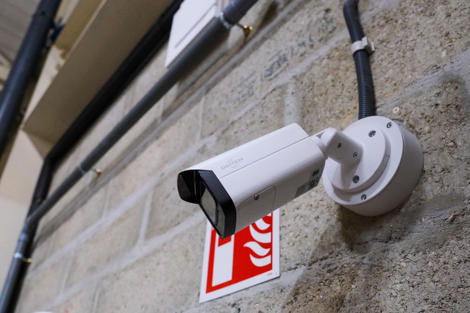 Caméra tube fixée sur un mur de local technique