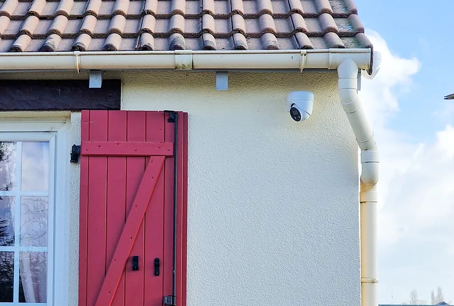 Pose d’une caméra de vidéoprotection sur un bâtiment de logements