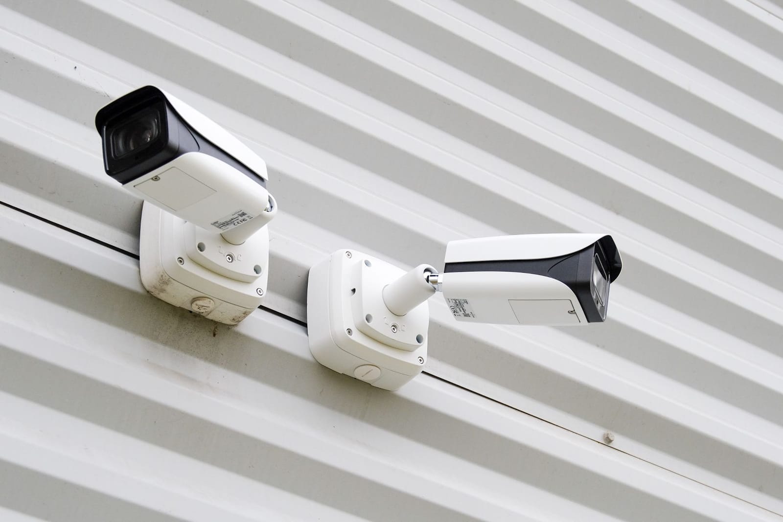 Caméras de vidéoprotection installées sur le bardage d'un bâtiment d'activité