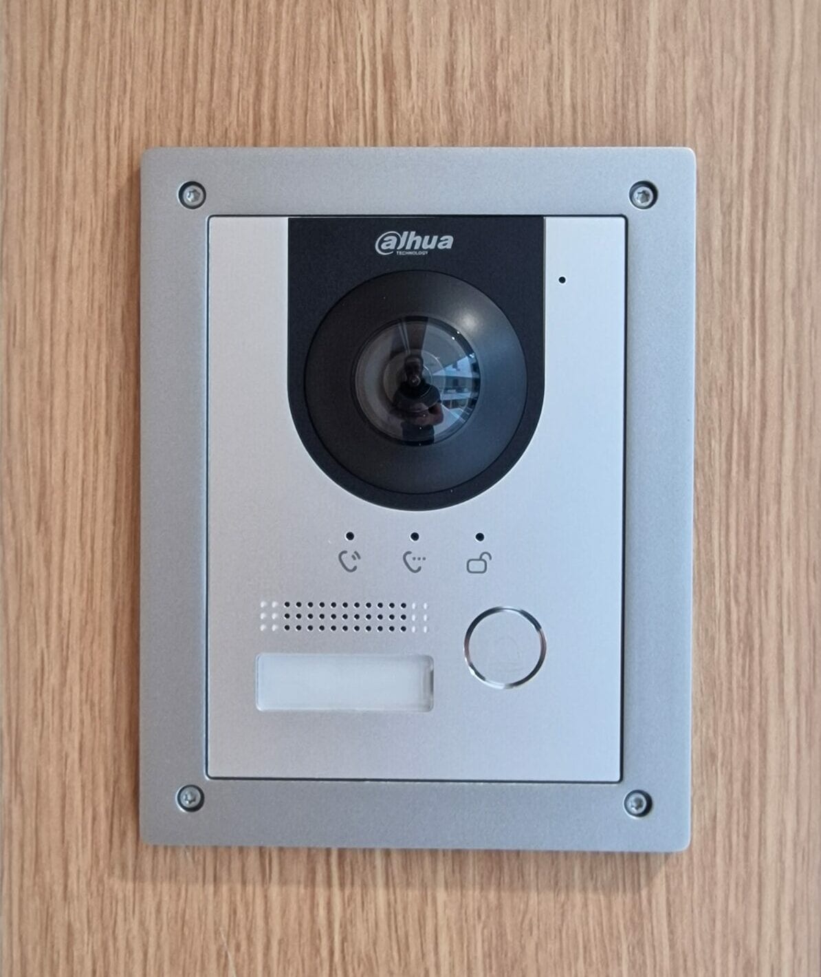 Lecteur de badge RFID installé à l'entrée d'un local d'entreprise par Bruneau Protection