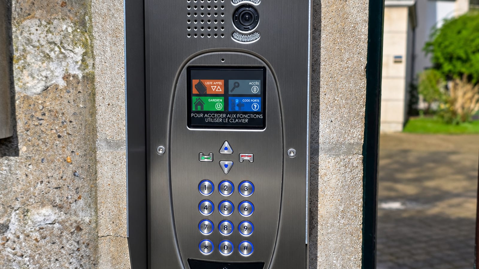 Platine d'interphonie vidéo Comelit installée à l'entrée d'une résidence collective