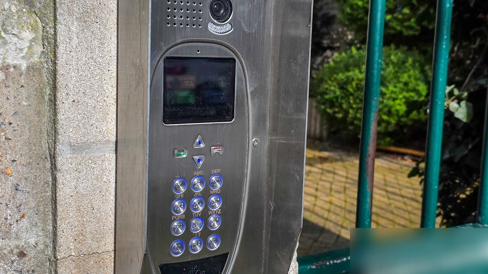 Platine d'interphonie Comelit installée à l'entrée d'une copropriété