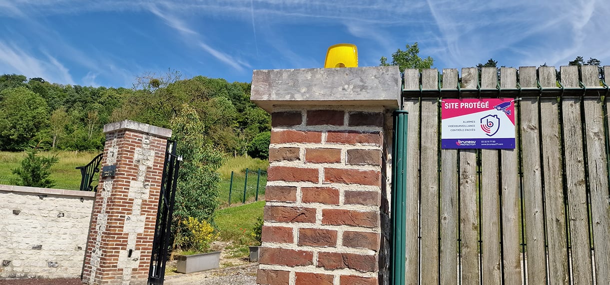 Installation Bruneau Protection avec panneau Site Protégé sur une propriété sécurisée