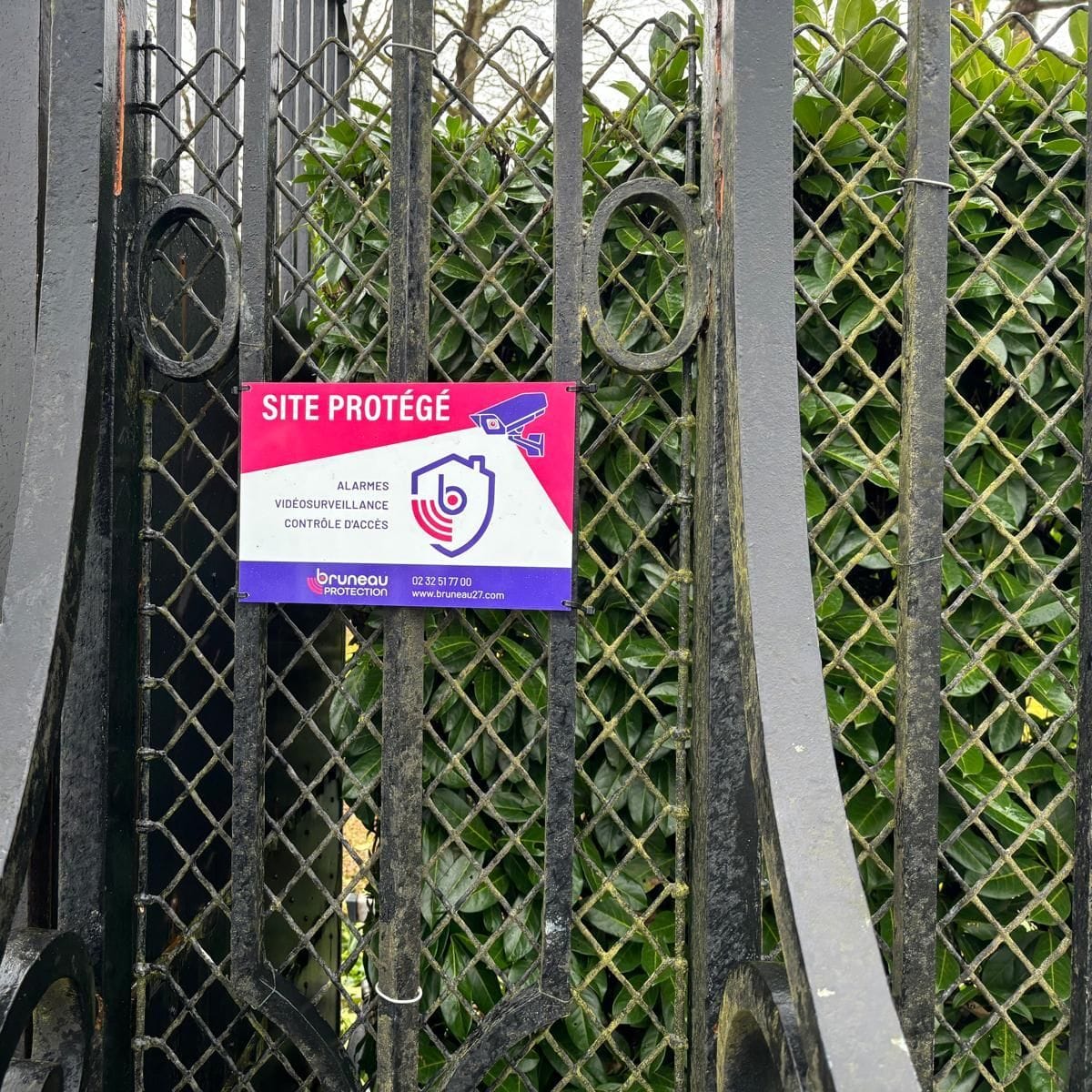 Panneau « Site protégé » Bruneau Protection sur le portail d'une propriété