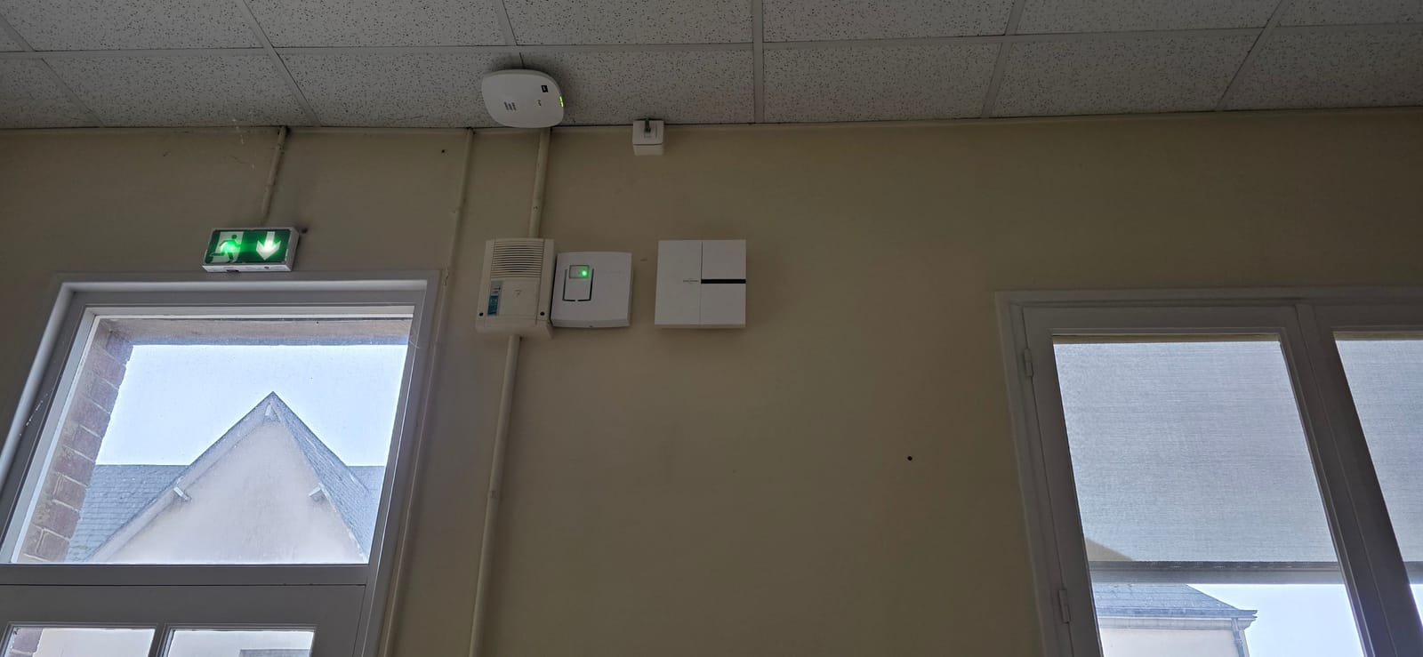 Équipements d'alerte PPMS installés dans une salle d'établissement scolaire